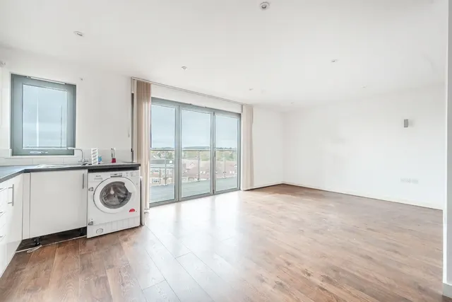 8 Talbot Skyline, 204-226 Imperial Drive, Harrow, photo 1