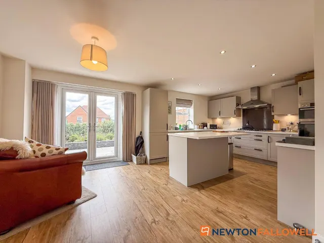 Westland Drive, Fernwood, NG24, photo 2