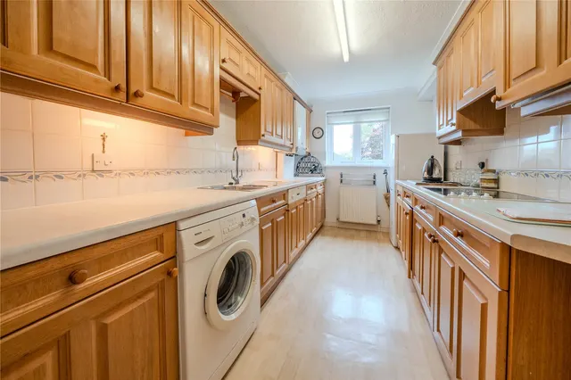 Harrogate Road, LS17, photo 3