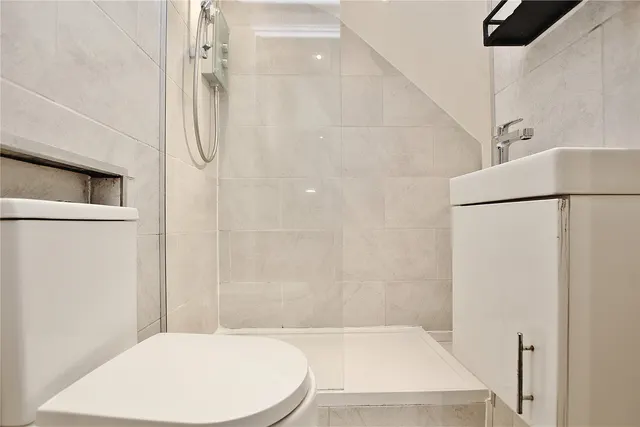 Raglan Road, Woking, GU21, photo 3