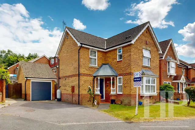 Milborne Road, Maidenbower, RH10, photo 1