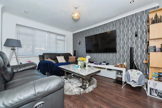 Photo 2 — Alfred Road, Aveley, South Ockendon