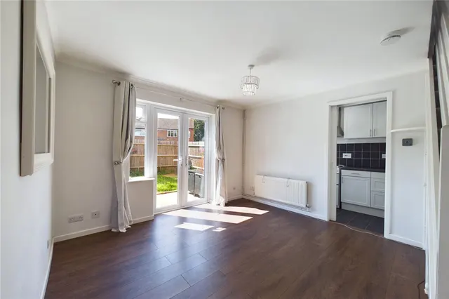 Stratfield Avenue, RG26, photo 2