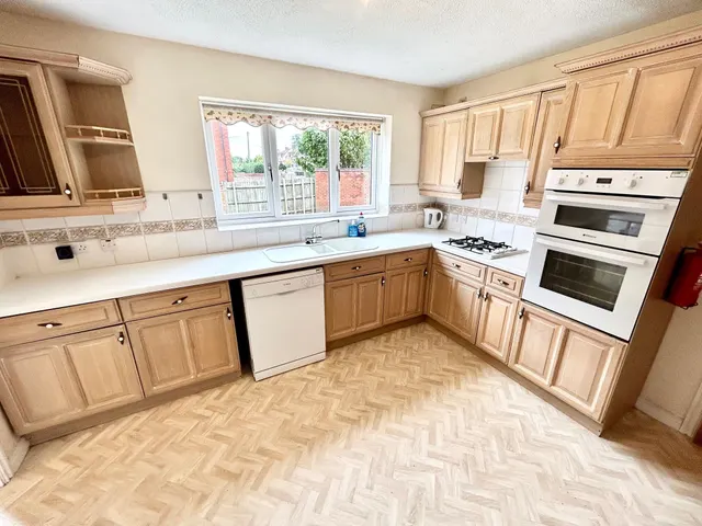 Wych Elm Drive, Leamington Spa, CV31, photo 3
