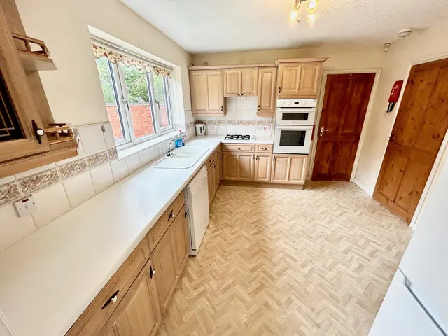 Wych Elm Drive, Leamington Spa, CV31, photo 2