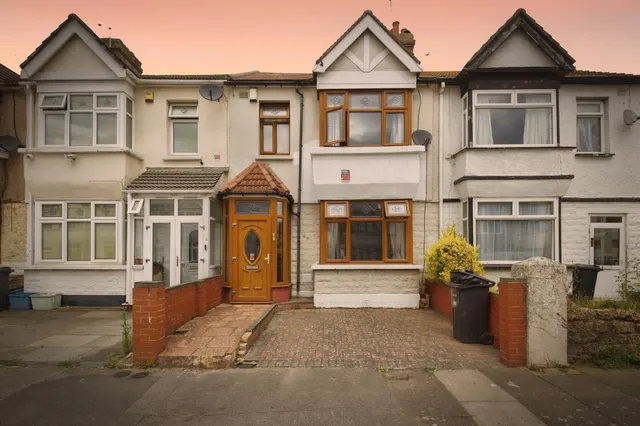 Kingston Road, Ilford, photo 1