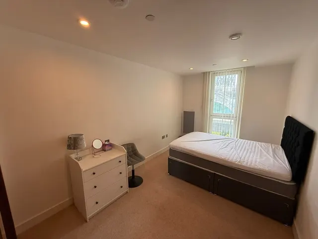 Cardiff, CF10, photo 3