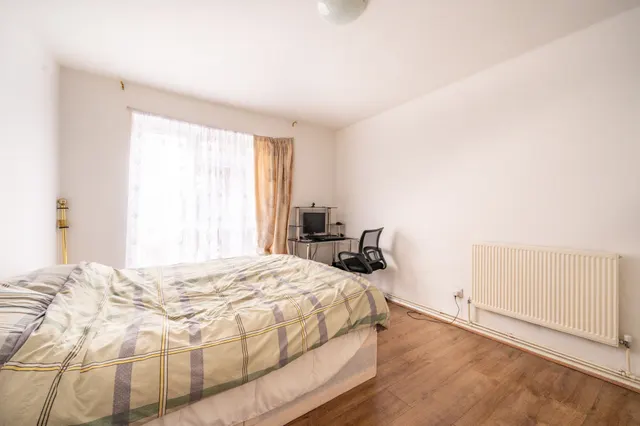 London, E13, photo 2