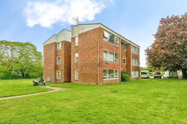 Longbridge Road, Horley, RH6, photo 1