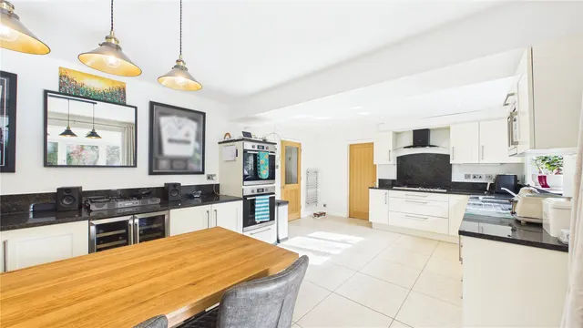 Weston Grove, Bagshot, GU19, photo 2