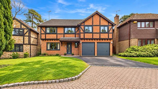 Weston Grove, Bagshot, GU19, photo 1