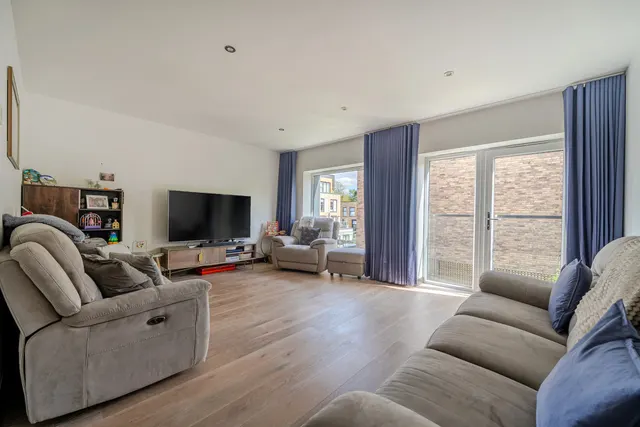 Stanley Kubrick Road, Denham, UB9, photo 3