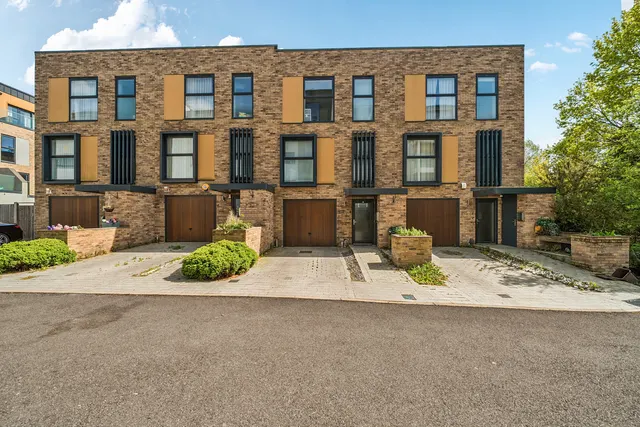 Stanley Kubrick Road, Denham, UB9, photo 1