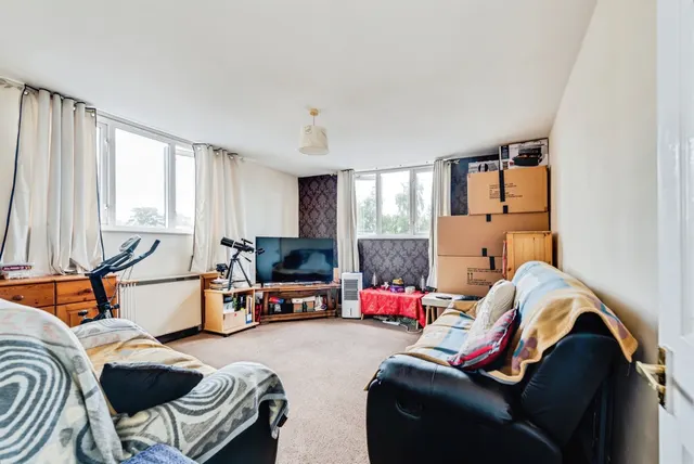 Alvescot Road, Carterton, OX18, photo 2