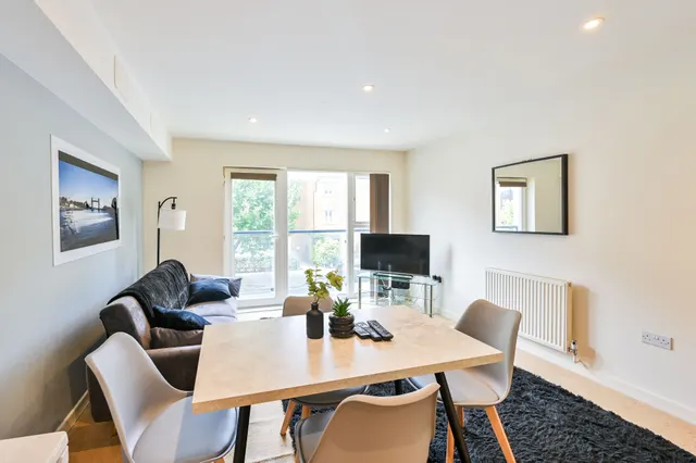Photo 3 — Flat 4, 111 Chandler Way, London