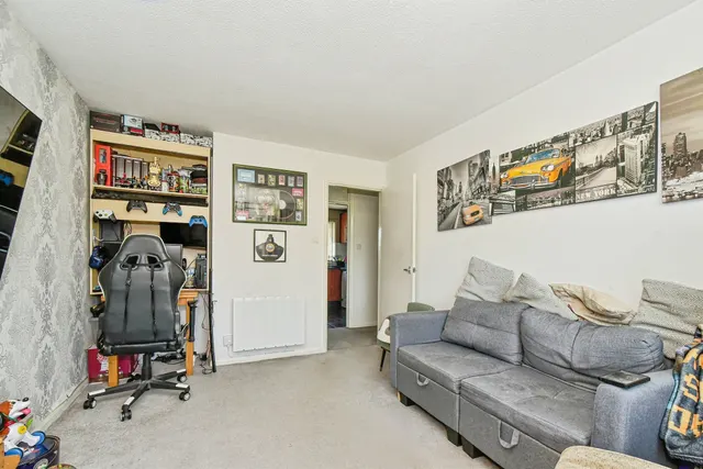 Photo 3 — Dores Court, Swindon