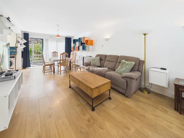 Photo 2 — Stonegrove, Edgware