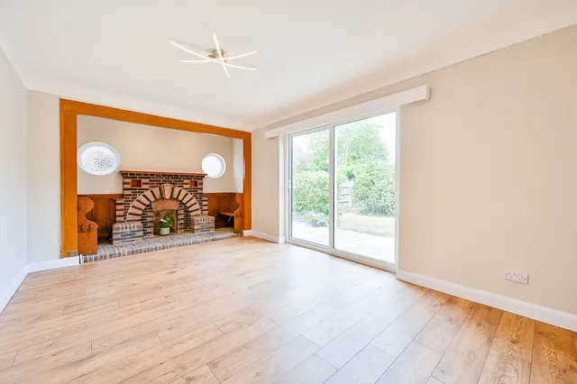 Photo 3 — 19 Overdale Avenue, New Malden