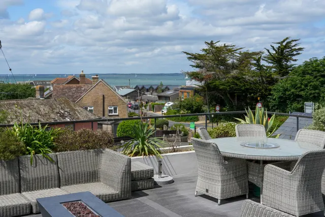 Gurnard, PO31, photo 2