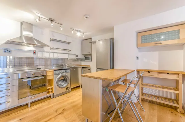 Photo 2 — Basement Flat, 20 Highbury Grove, London