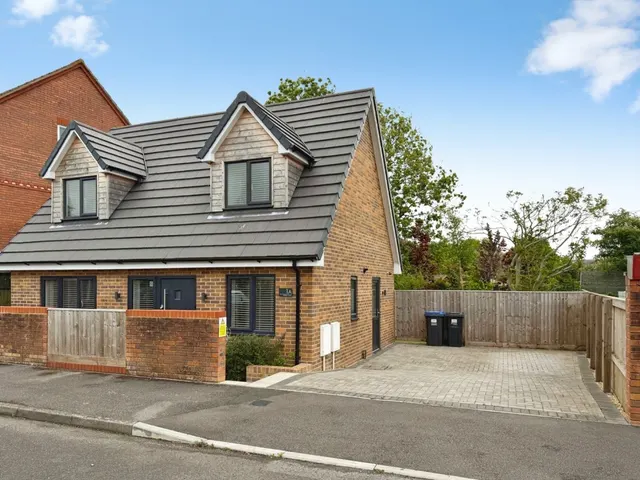 Bridge Court, Westbury, photo 1