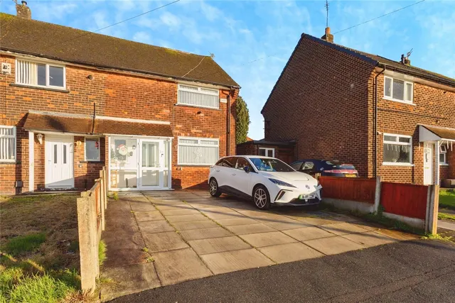 Photo 2 — Blue Bell Close, Hyde, Greater Manchester, SK14