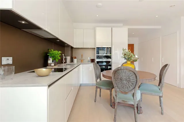 Pinewood Gardens, Teddington, TW11, photo 1