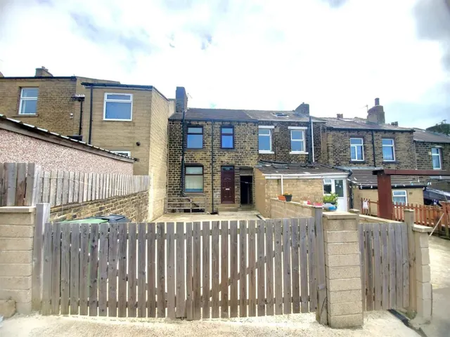 North Street, Lockwood, HD1, photo 1