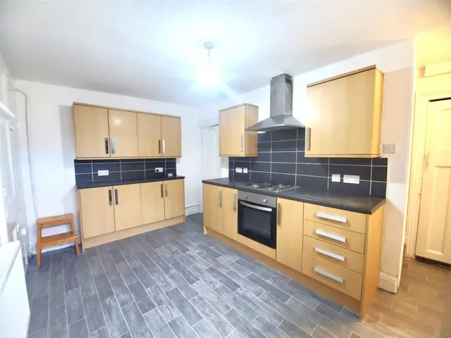 North Street, Lockwood, HD1, photo 3