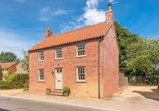 No Onward Chain Detached Home in Sout, photo 3
