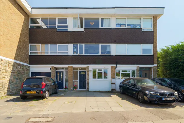 Photo 3 — Stanhope Gardens, Mill Hill, London, NW7 2JD