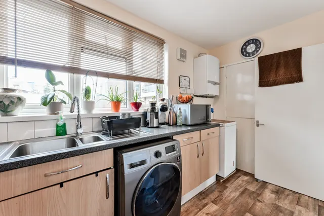Photo 3 — Flat 1, 315 Hoe Street, London