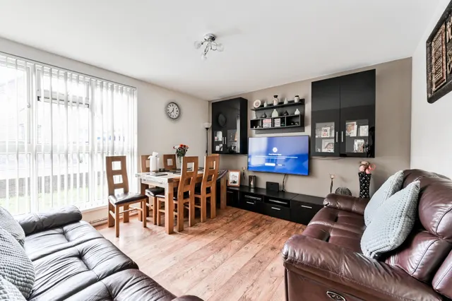 Photo 2 — Flat 1, 315 Hoe Street, London