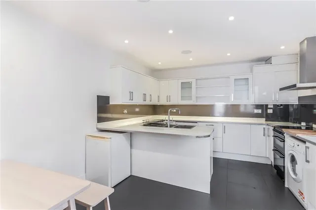4 bedroom house — Gautrey Road, Nunhead, London, SE15