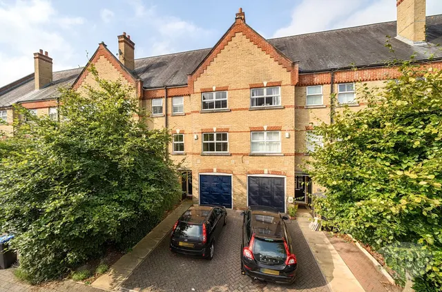 Silistria Close, Knaphill, GU21, photo 1