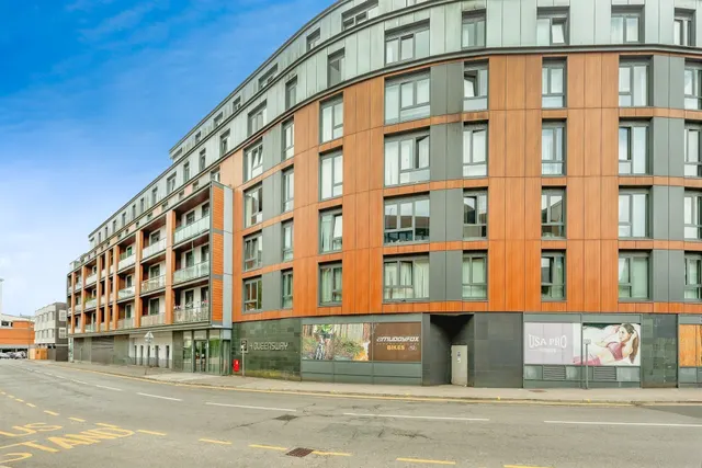 Queensway, Redhill, photo 1
