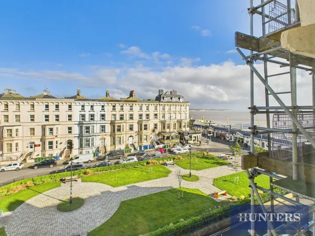 The Crescent, photo 1
