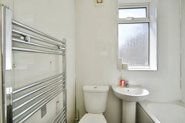 Photo 3 — Canonsleigh Road, DAGENHAM, ESSEX, RM9