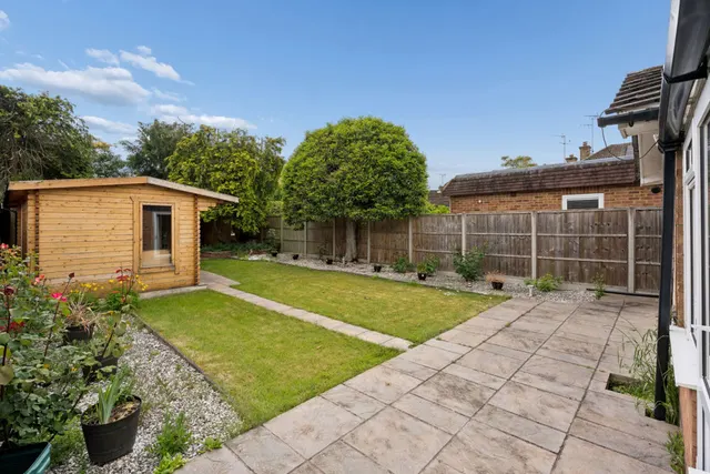 Photo 3 — Waldens Close, Bourne End SL8 5RT