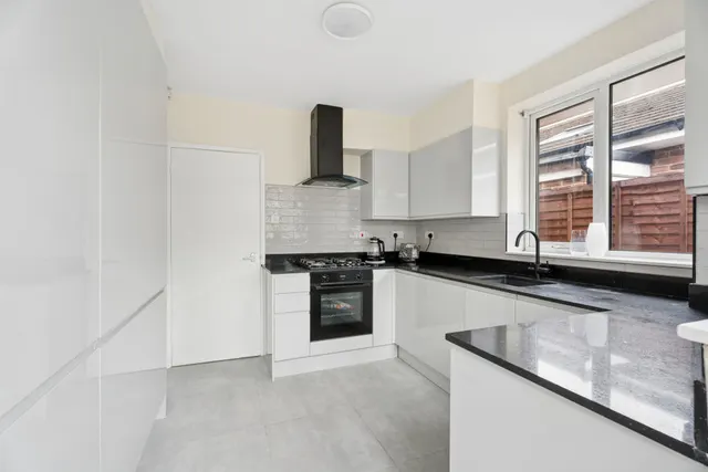 Photo 2 — Waldens Close, Bourne End SL8 5RT