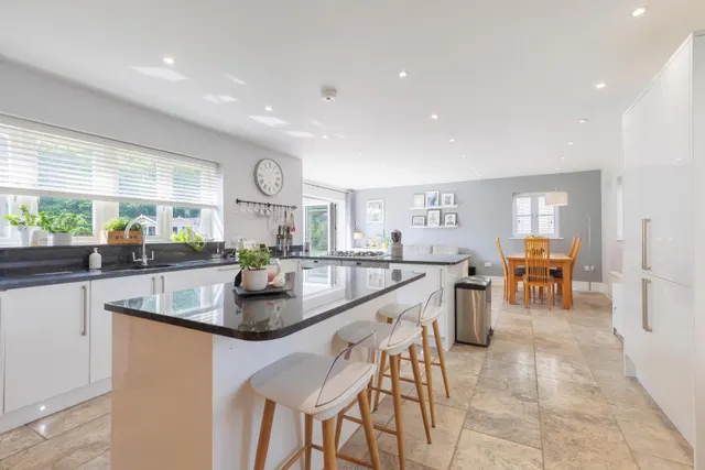 House Under Offer with 5 bedrooms in Mulberry Green, Old Harlow, CM17, photo 3