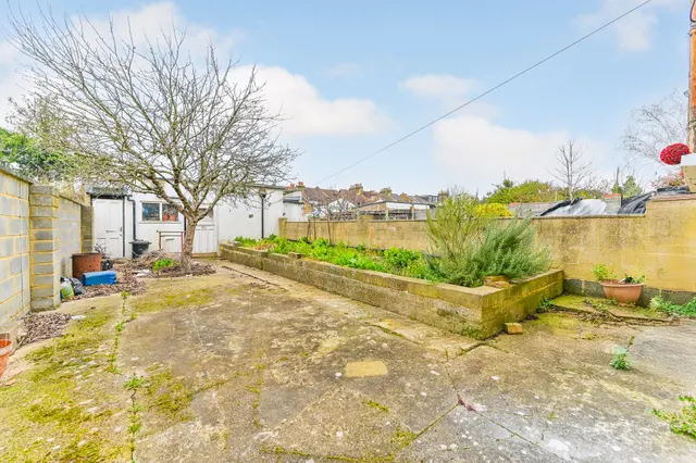 Photo 2 — 33 Mersham Road, Thornton Heath