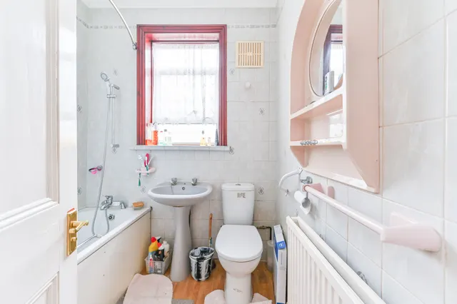 Photo 3 — 33 Mersham Road, Thornton Heath
