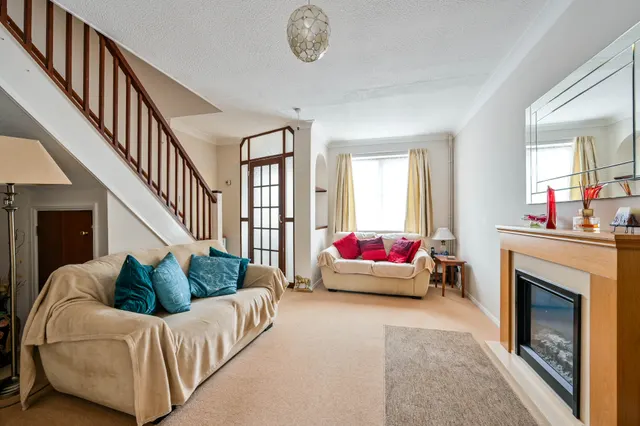 Photo 2 — 10 Bowers Close, Guildford