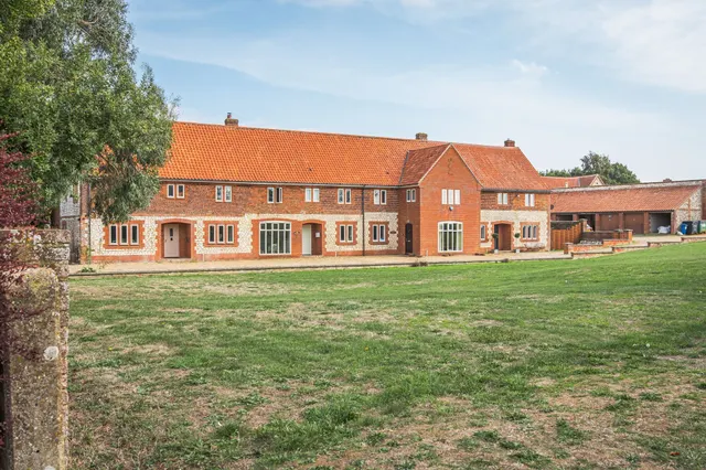 Three Bedroom Period Home with Sunset, photo 1