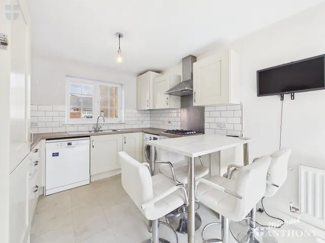 Photo 2 — Siddington Drive, Aylesbury, HP18 0UE