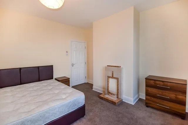 Cutler Heights Lane, Bradford, BD4 9JG, photo 1