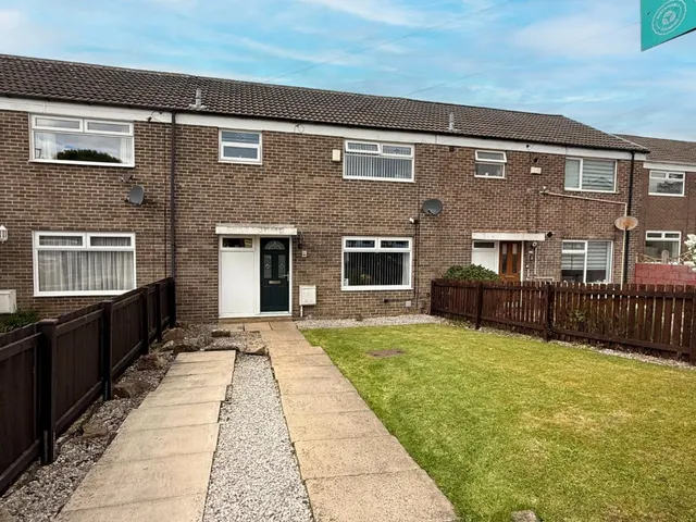 Rossefield Approach, Bramley, photo 1