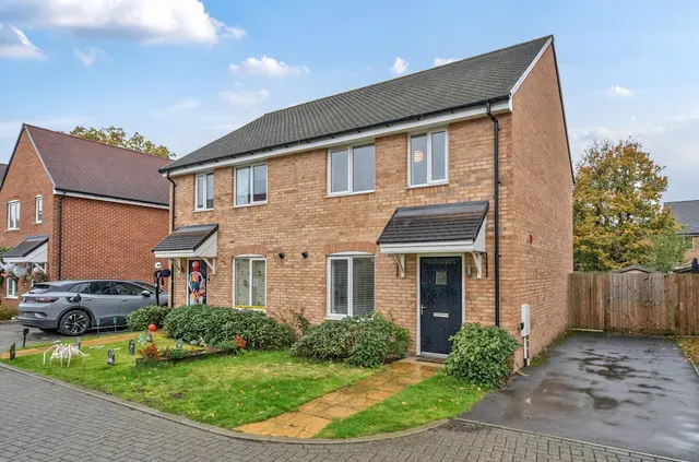 Lucas Drive, West End, Woking, Surrey, GU24 9GG, photo 1