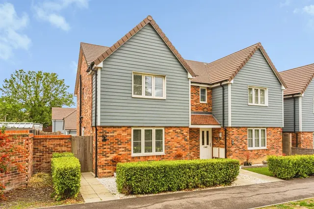 Icarus Avenue, Burgess Hill, RH15, photo 1